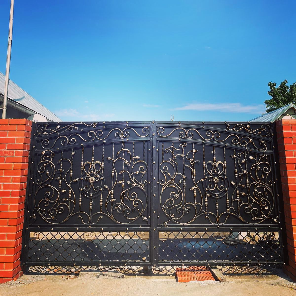 Как выбрать цвет и фактуру кованых ворот, чтобы они сочетались с фасадом и кровлей в Ростове